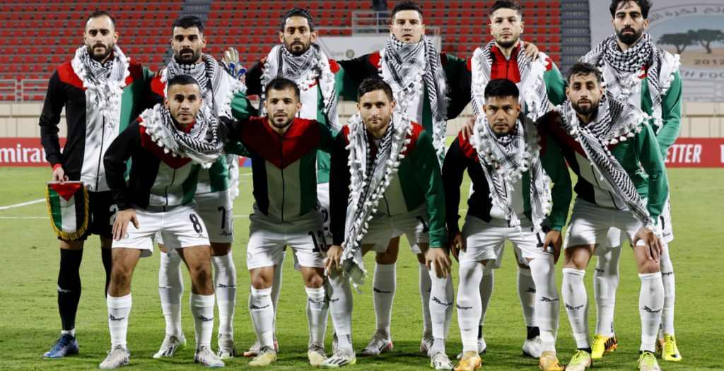 لاعبي منتخب فلسطين يرتدون الكوفية – رويترز