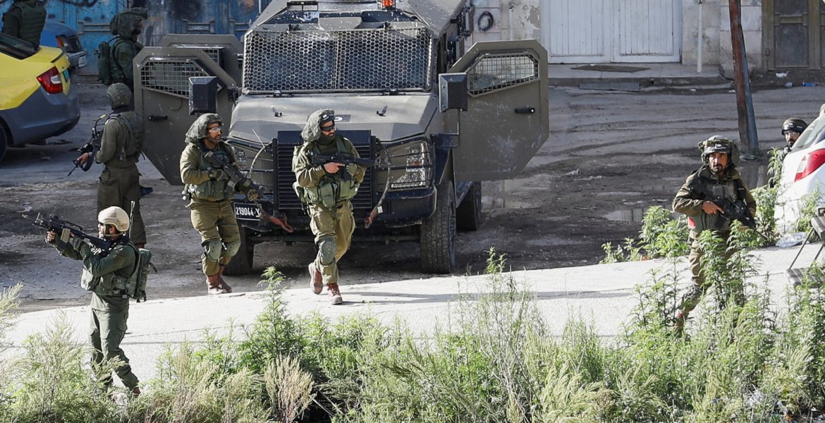 الاحتلال يقتحم مناطق عدة بالضفة الغربية ويقتل فلسطينياً.. اشتبك مع مقاومين وشنَّ حملة اعتقالات واسعة