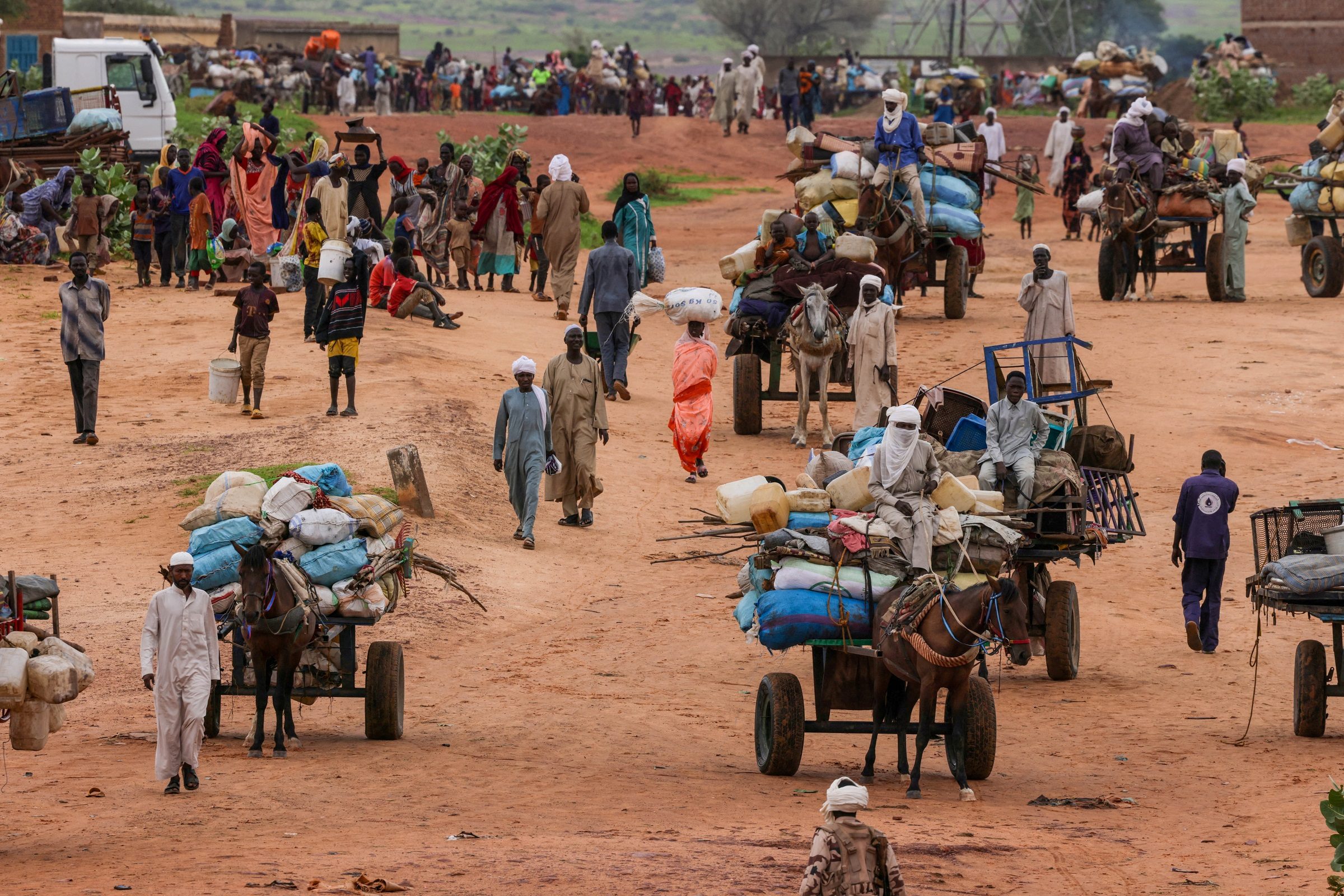 فرار المدنيين من الحرب في السودان/ رويترز