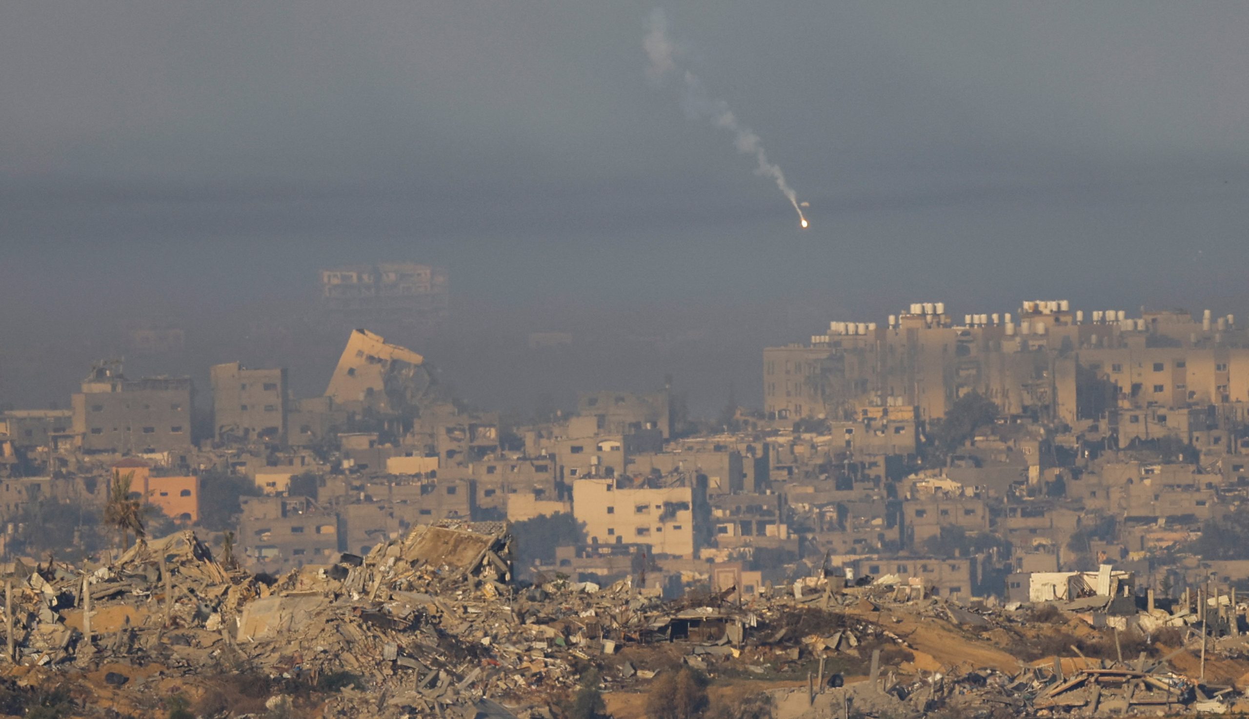 آثار القصف الإسرائيلي على قطاع غزة - رويترز