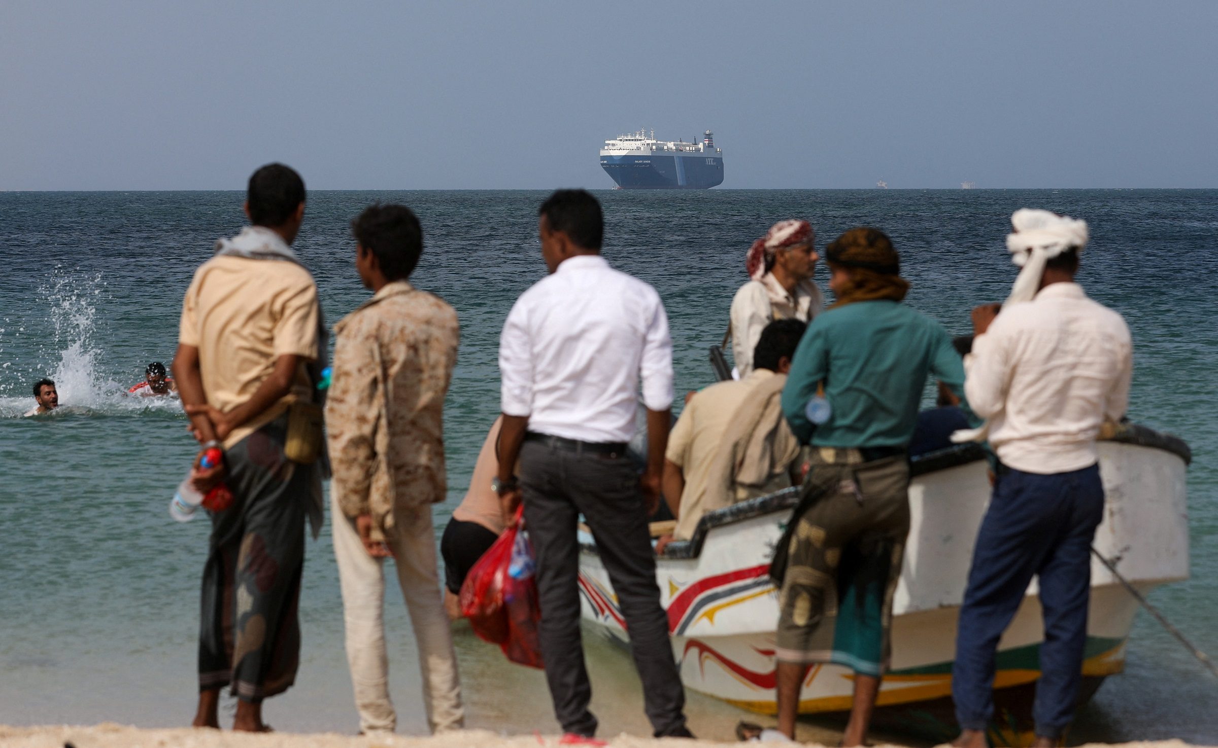 يمنيون ينتظرون الوصول إلى السفينة/ رويترز