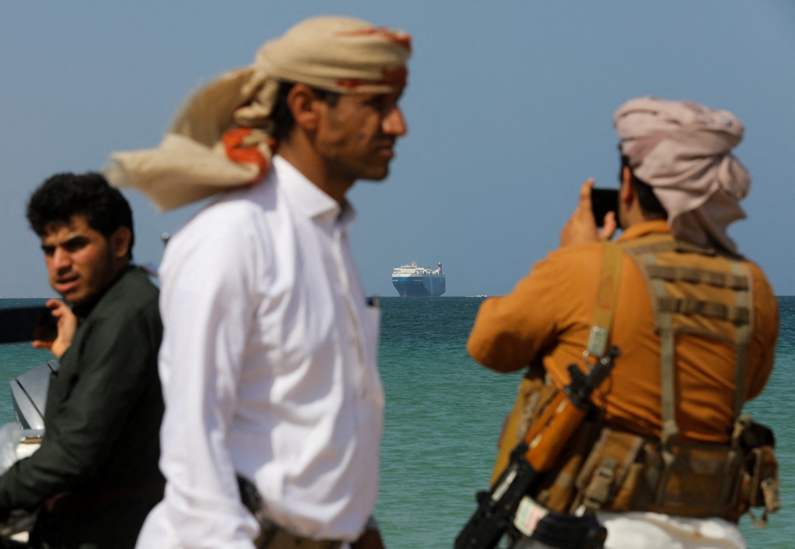 الحوثيون يهاجمون سفن شركات الشحن الذاهبة لإسرائيل - رويترز