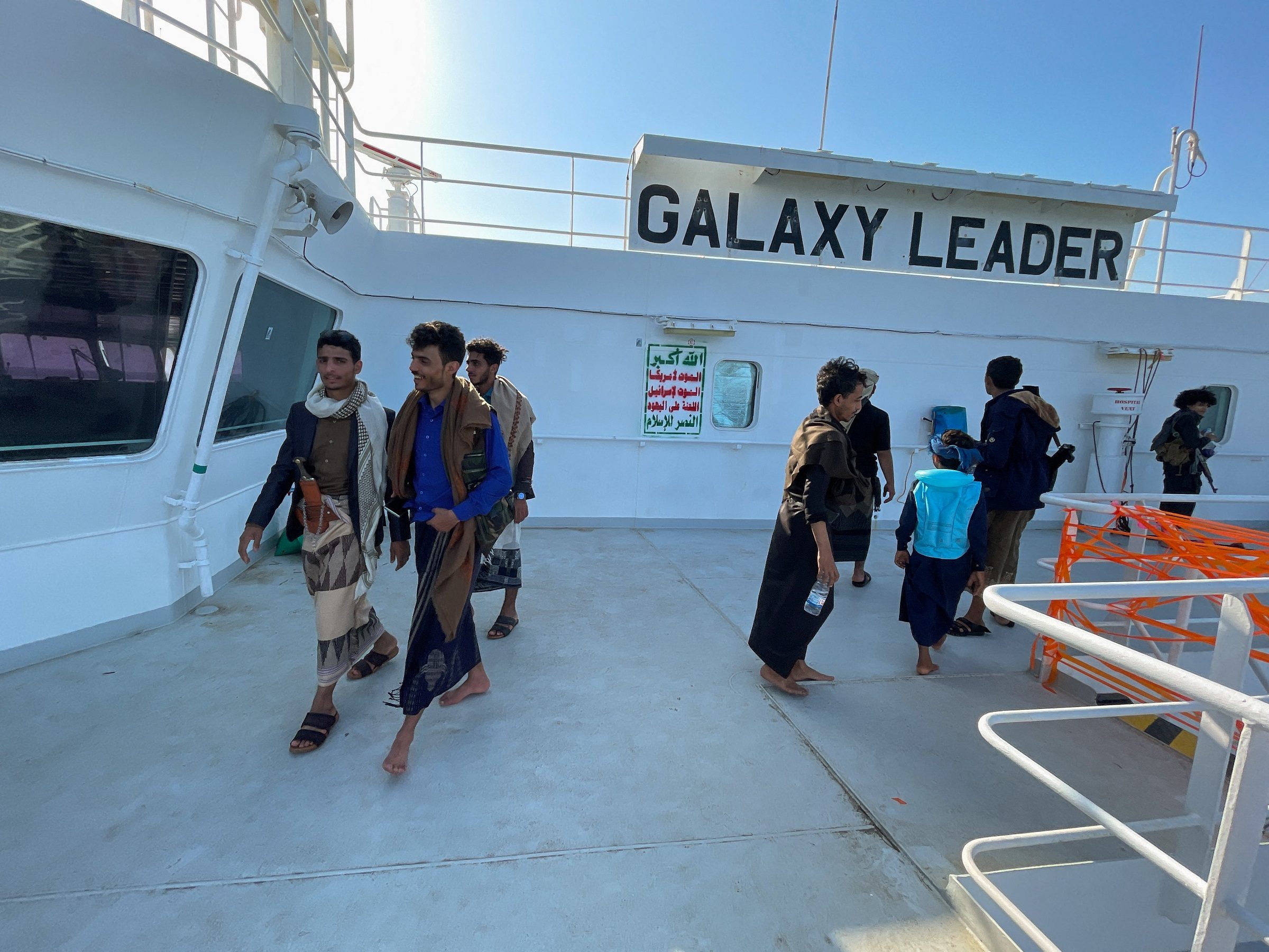 الحوثيون في اليمن يسمحون للناس بالصعود إلى السفينة/ رويترز