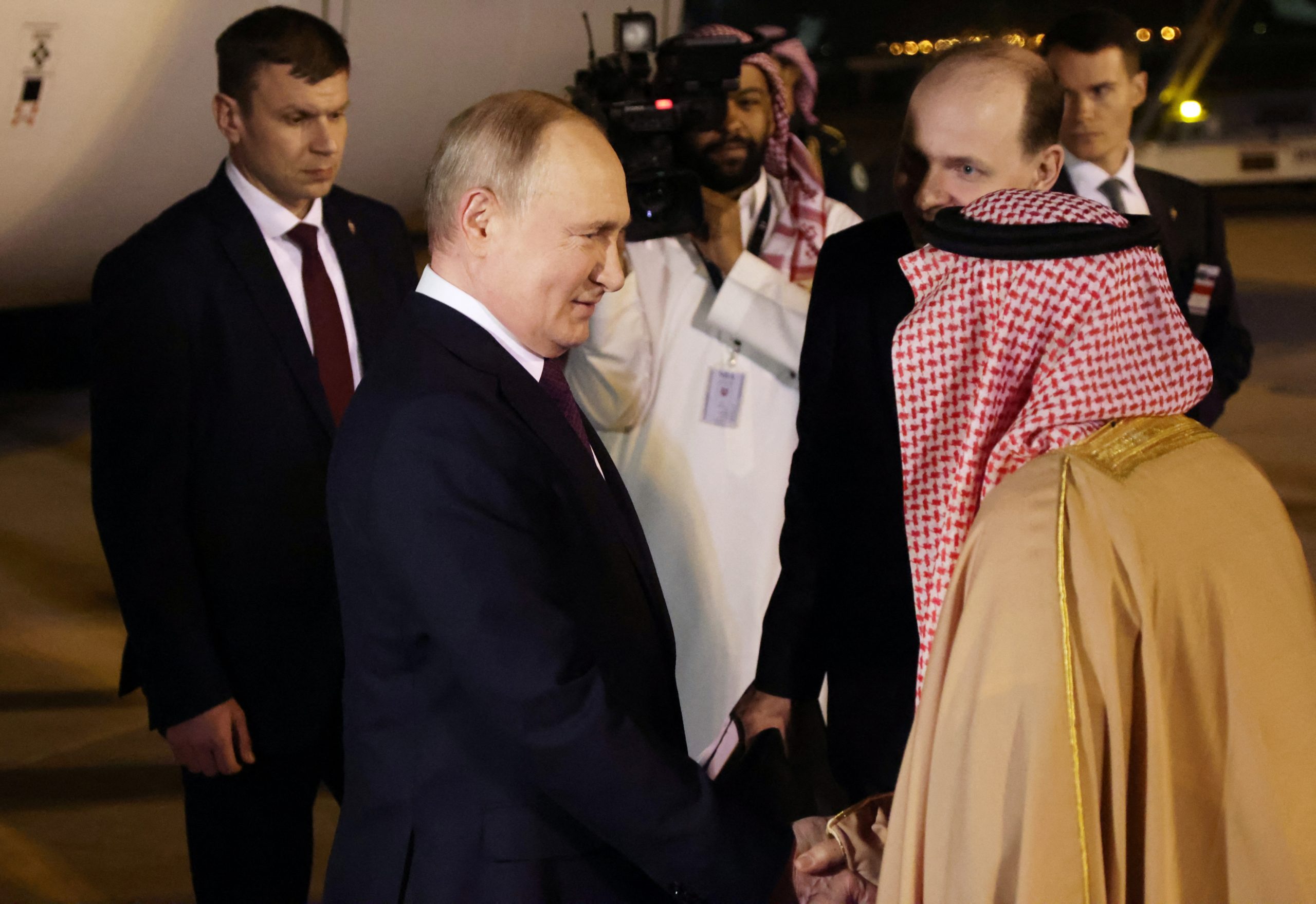 محاطاً بأربع مقاتلات روسية.. بوتين يقوم بزيارة خارجية “نادرة” إلى السعودية، وهذه تفاصيلها (فيديو)