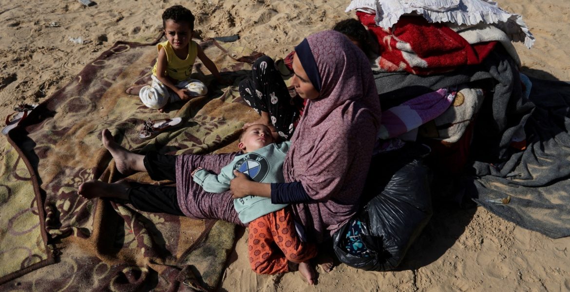 نازحون فلسطينيون في رفح جنوب غزة / رويترز