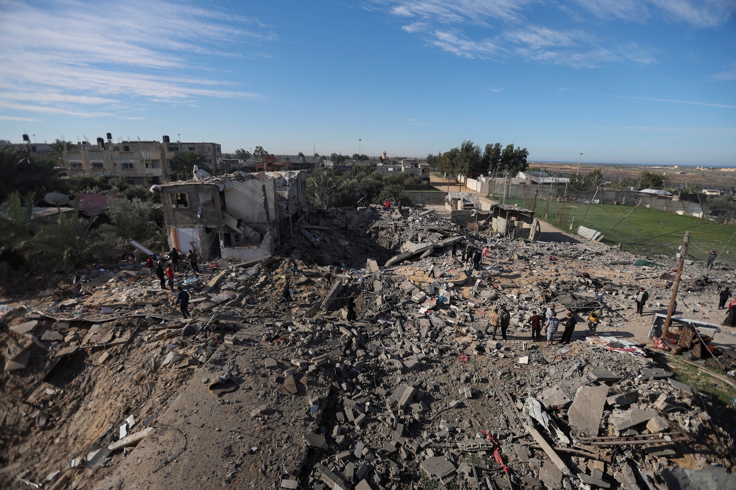 دمار هائل خلفه القصف الإسرائيلي على قطاع غزة/ رويترز