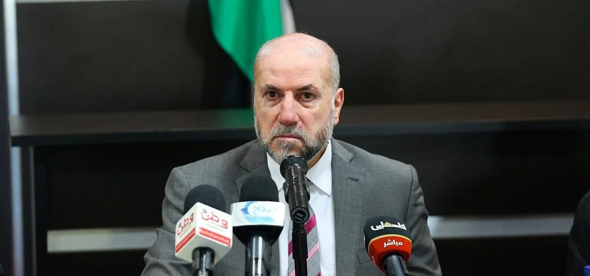 فيديو لمصلين ينسحبون من صلاة الجمعة في رام الله.. غادروا حينما رأوا محمود الهباش يعتلي المنبر