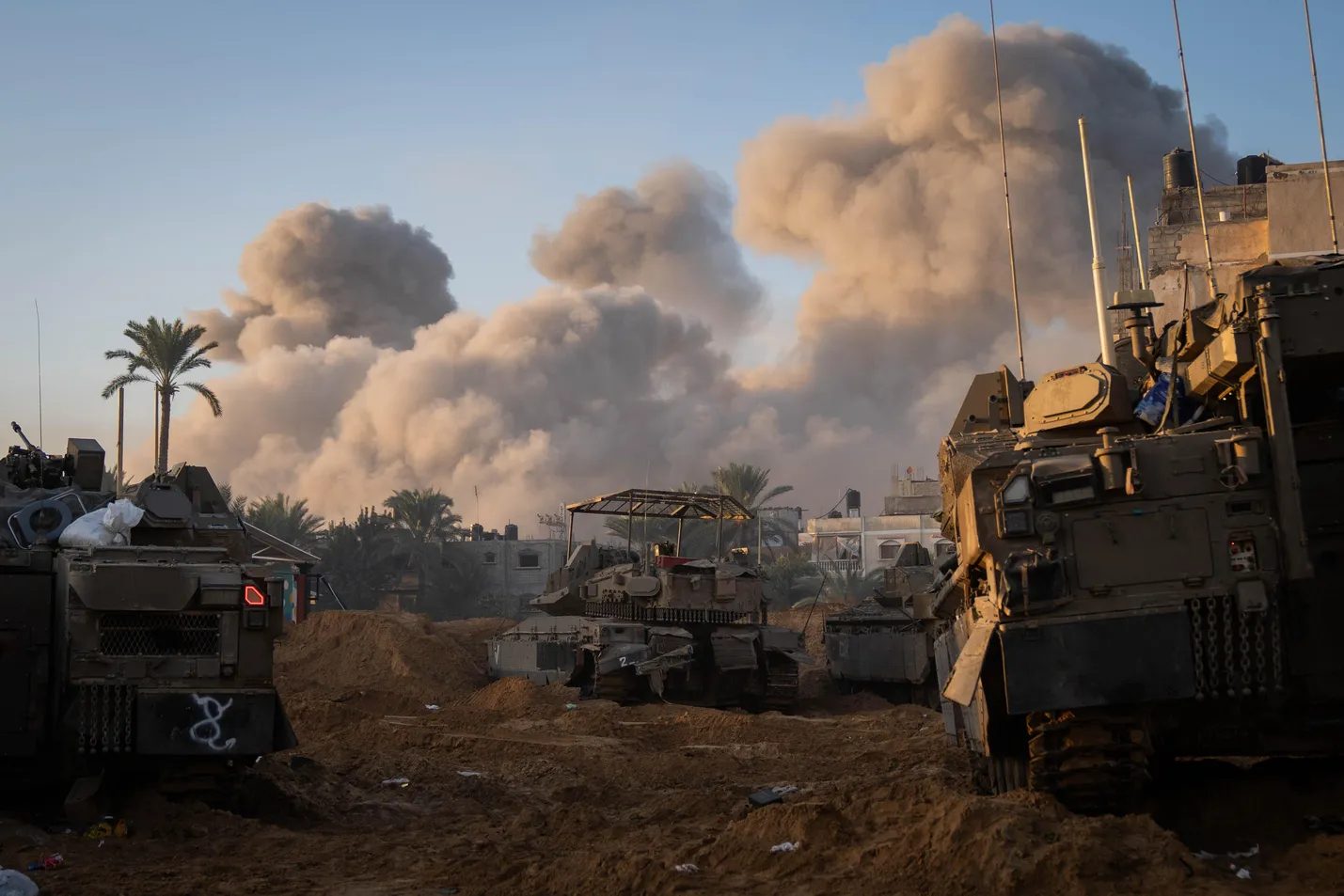 صورة نشرها الجيش الإسرائيلي لدباباته شمال قطاع غزة/ الجيش الإسرائيلي