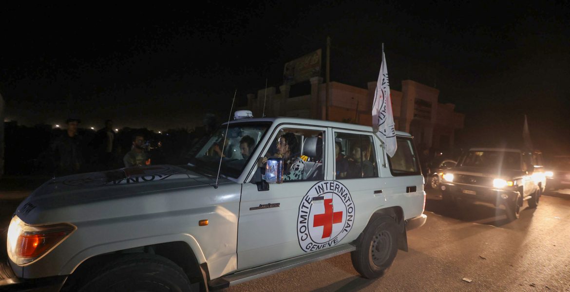 الصليب الأحمر خلال هدنة مؤقتة في غزة 2023/ رويترز