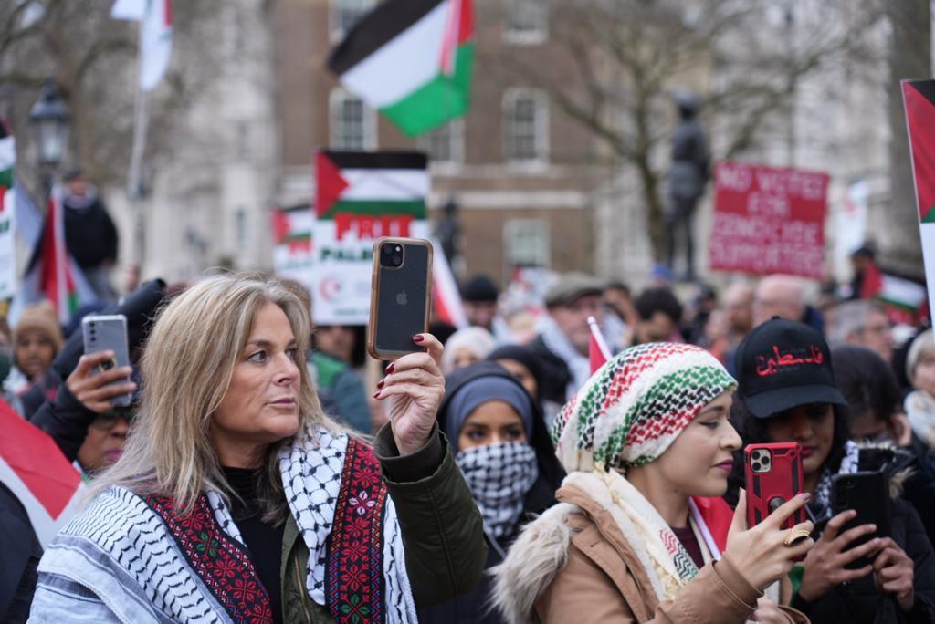 حشود كبيرة تتظاهر أمام مكتب رئيس وزراء بريطانيا/ عربي بوست