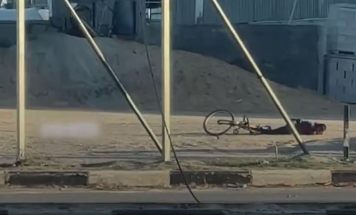 ظل مستلقياً على الأرض وعاجزاً عن الحركة.. مشاهد مؤثرة لطفل فلسطيني وهو محاصر بوابل من الرصاص (فيديو)