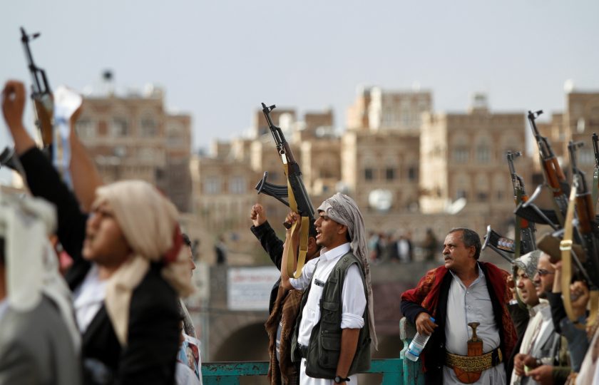 “سنبدأ بمواجهتكم”.. الحوثيون يعلنون وسط مظاهرة حاشدة في صنعاء الرد على الضربات الأمريكية البريطانية