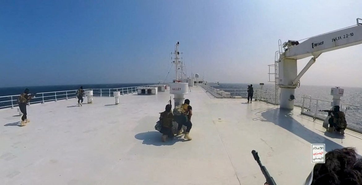 من سيطرة الحوثيين على السفينة الأولى في البحر الأحمر - رويترز