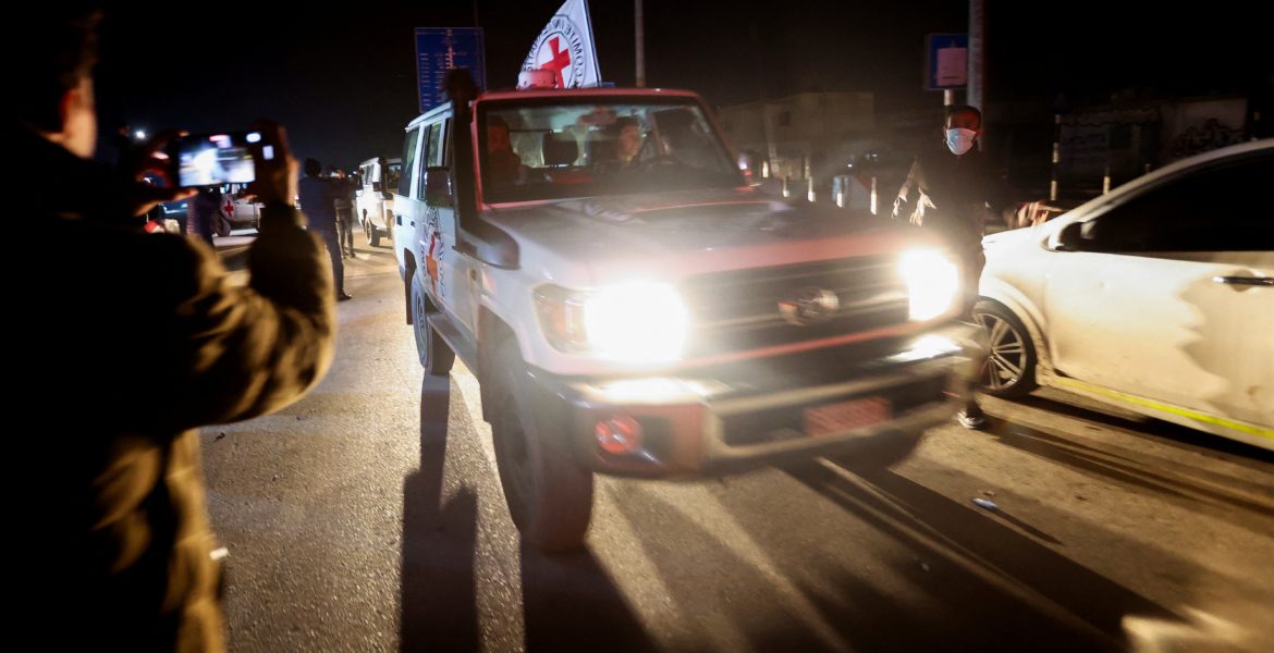 الصليب الأحمر يتسلم محتجزين إسرائيليين من غزة / رويترز