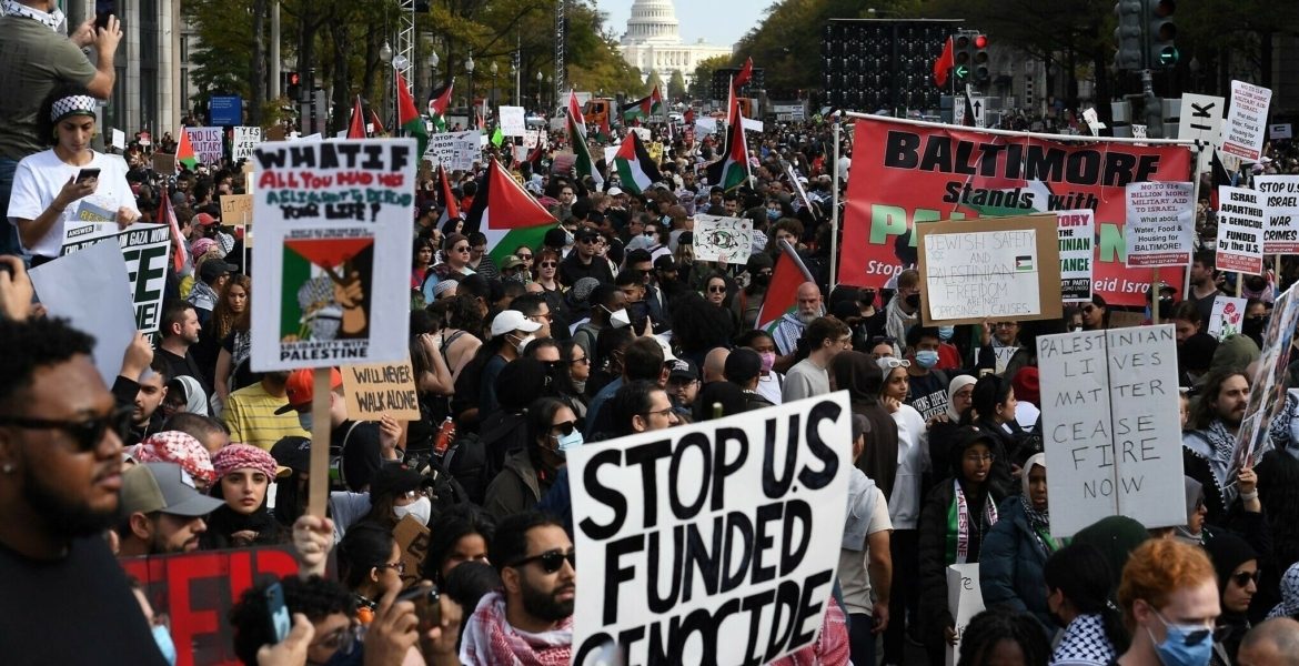 الشرطة الأمريكية توقف متظاهرين نددوا بالحرب الإسرائيلية على غزة.. احتجوا على دعم بايدن للاحتلال