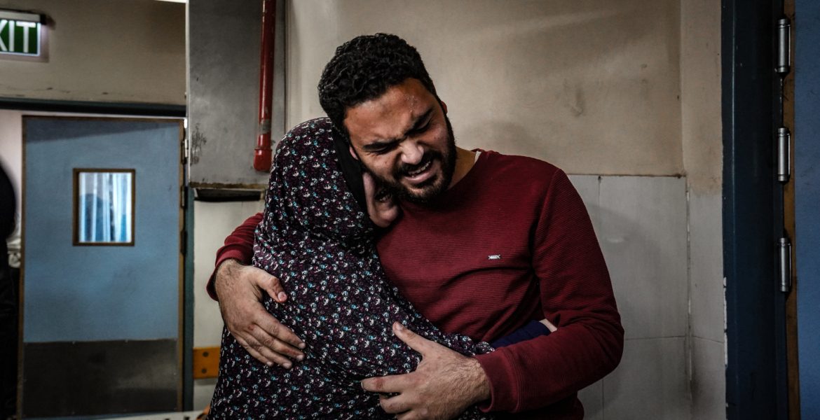 عائلة فلسطينية تبكي فقدان أقاربها في قصف الاحتلال في غزة - الأناضول