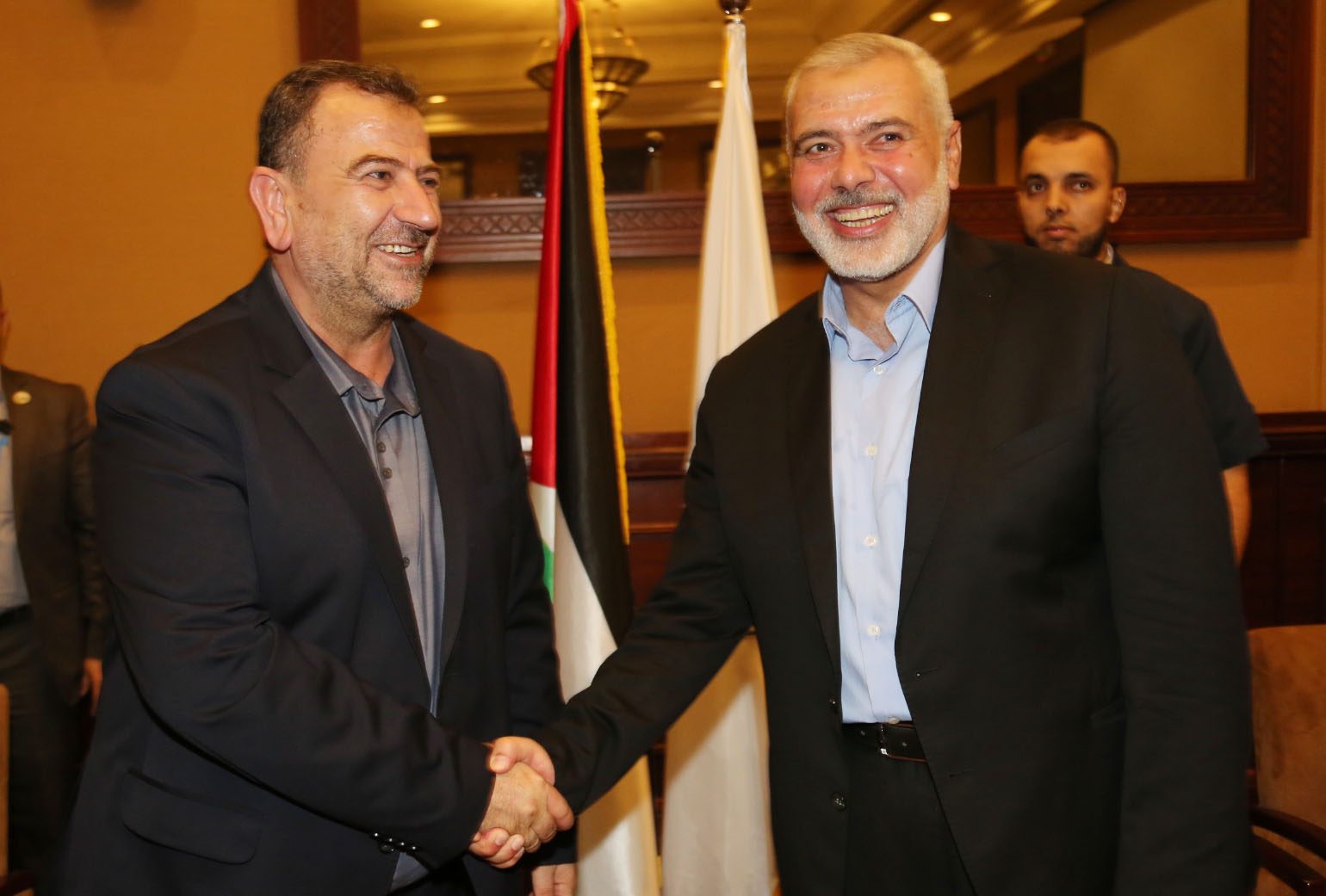 القيادي الفلسطيني في حماس صالح العاروري رفقة اسماعيل هنية/ الأناضول