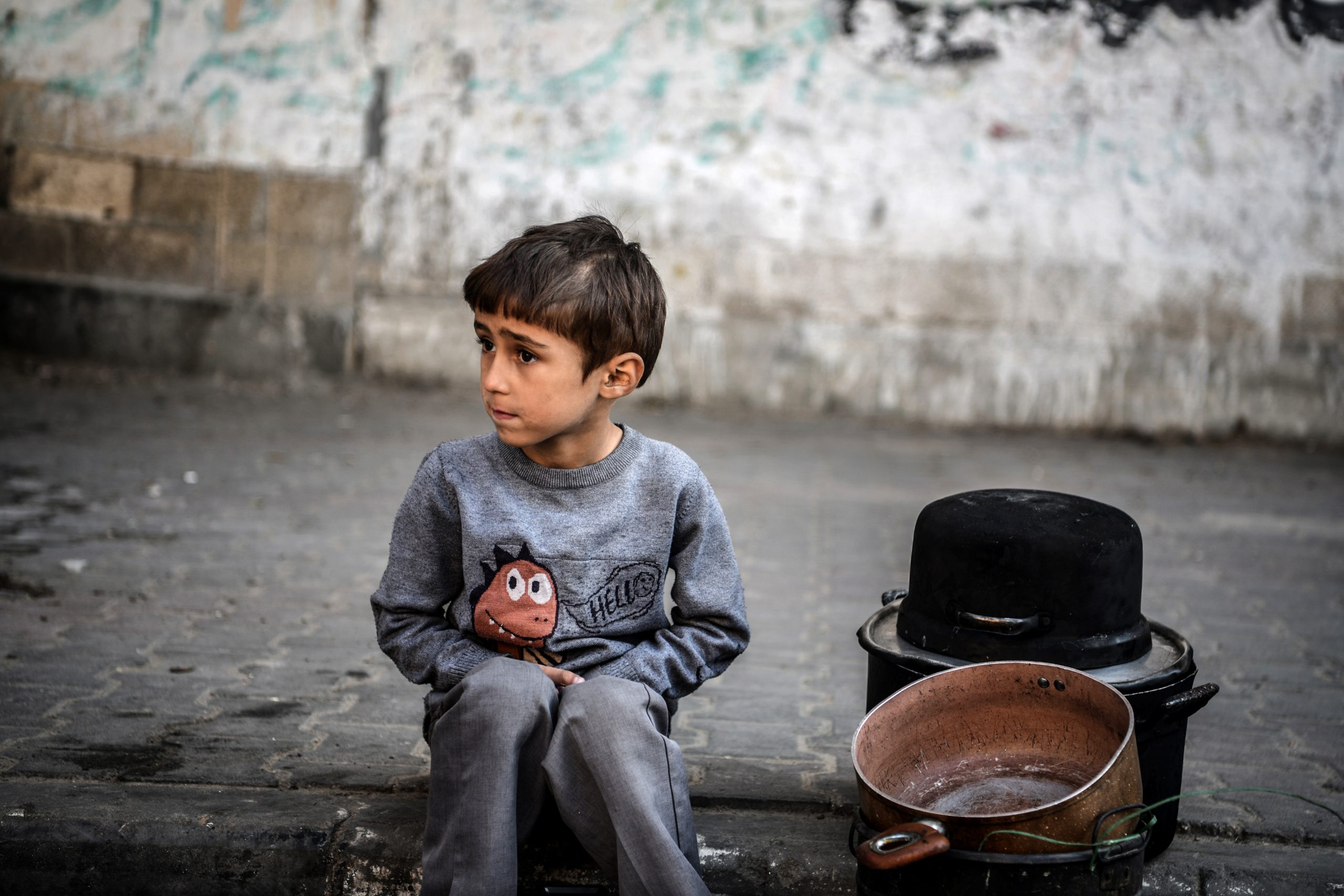 طفل في قطاع غزة ينتظر وجبة مجانية/ الأناضول