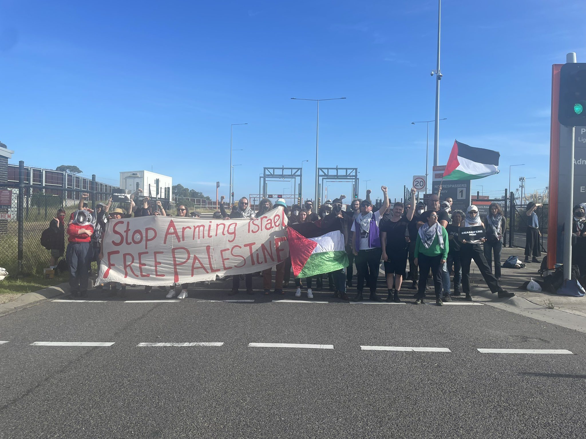 مؤيدون لفلسطين يحاصرون ميناءً أسترالياً