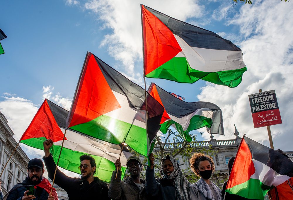 متظاهرون في لندن من أجل فلسطين - shutterstock