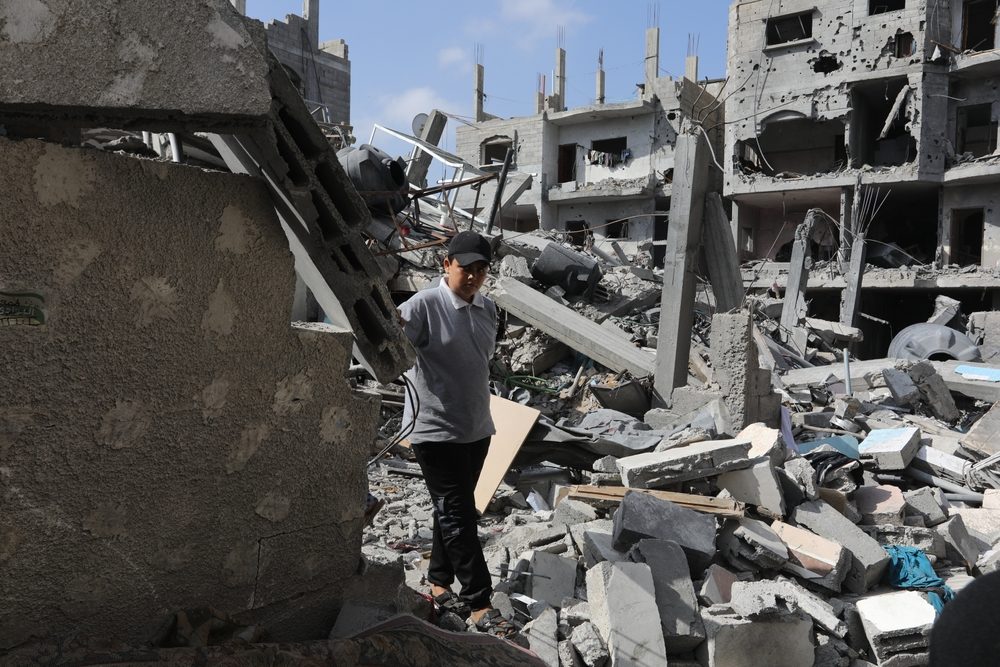 فلسطينيون يتفقدون منزلهم بعد أن دمرته غارة جوية إسرائيلية على رفح جنوب غزة - shutterstock