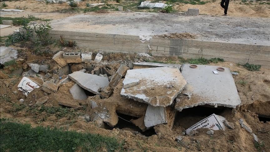 الاحتلال دنس ونبس بعض المقابر في قطاع غزة