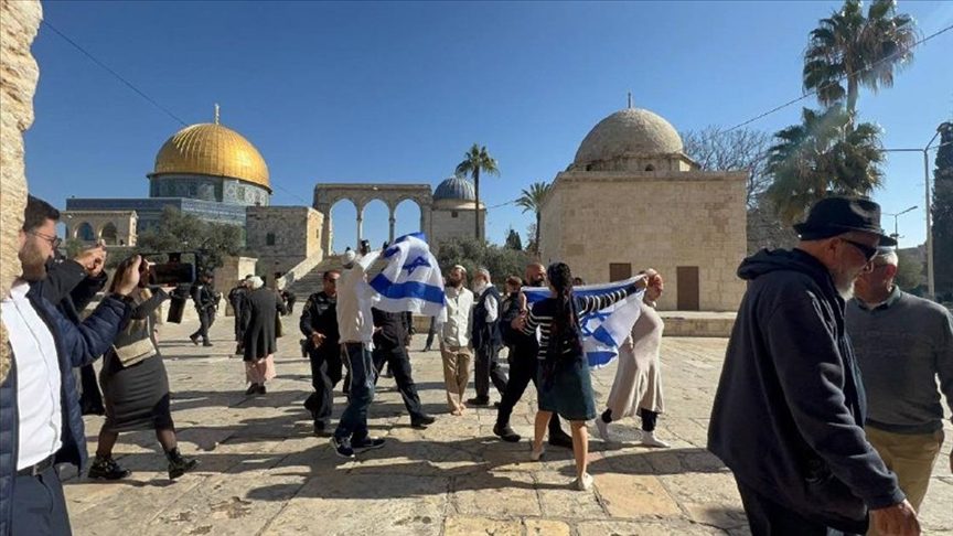 مستوطنون يقتحمون المسجد الأقصى ويرفعون أعلاما إسرائيلية/ الأناضول