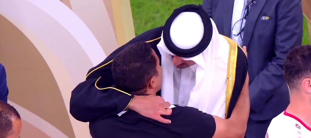 أمير قطر  الشيخ تميم بن حمد يخص المغربي عموتة بتحية خاصة، وجماهير قطرية تهتف باسمه بعد نهائي كأس آسيا (فيديو)