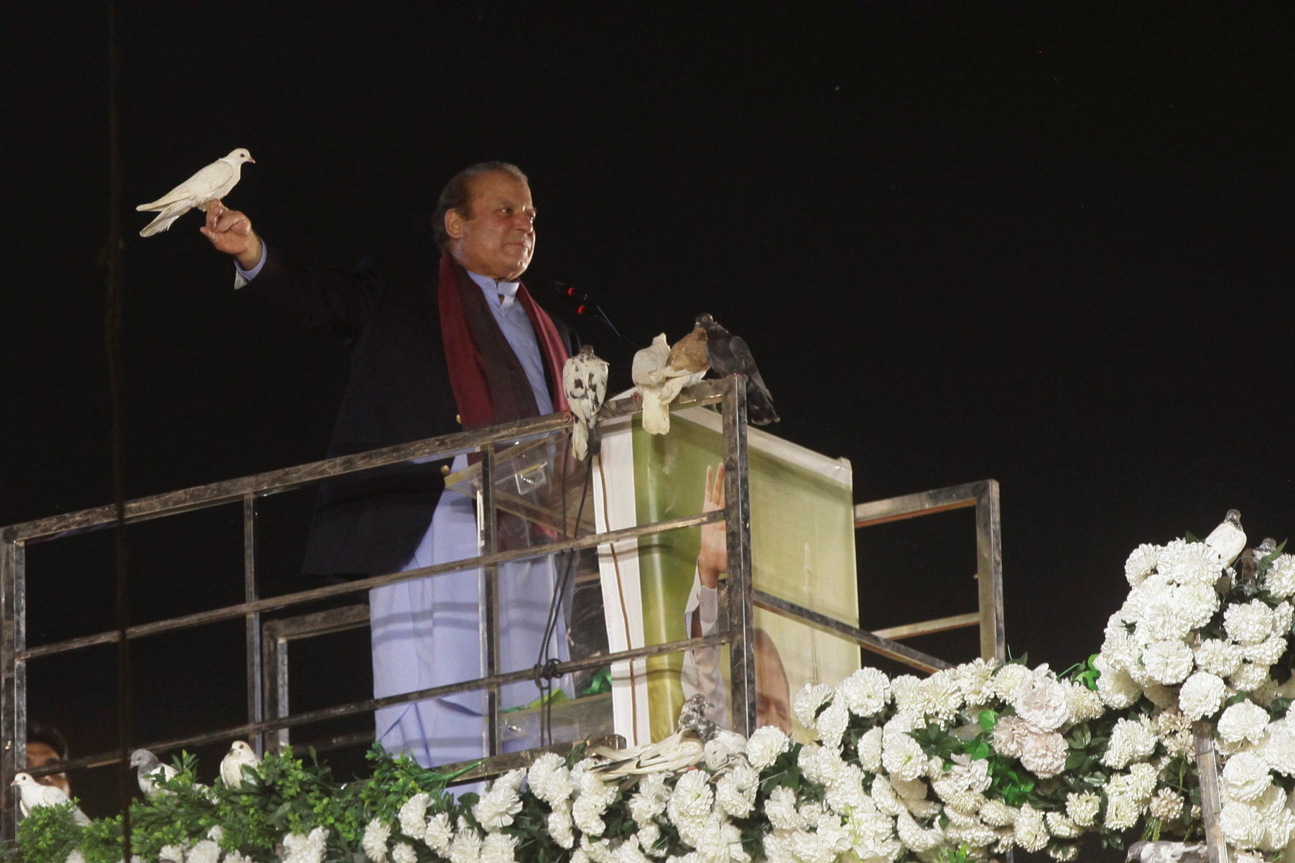 انتخابات باكستان على صفيح ساخن.. إليك المرشح المفضل للجيش ومصير حزب عمران خان بعد سجنه
