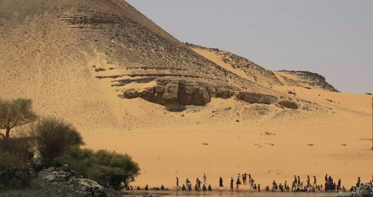 سودانيون فروا من الحرب في بلادهم يسيرون على ضفاف نهر النيل في أسوان