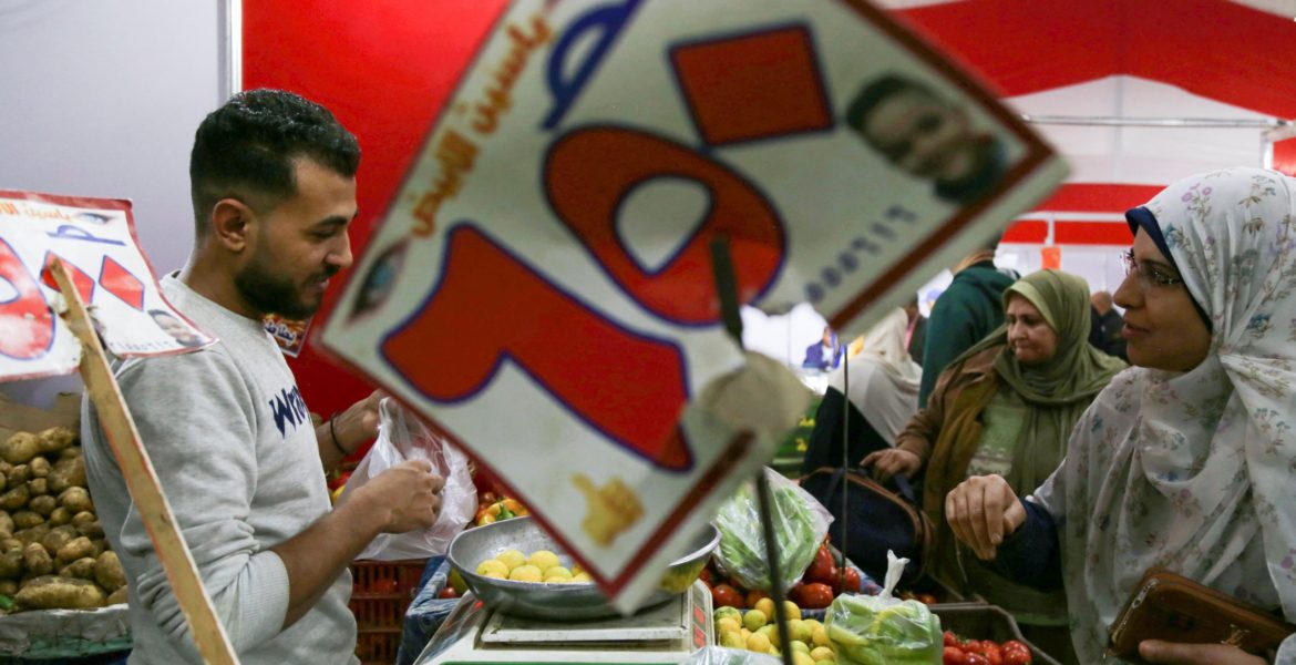 الأسواق في مصر تشهد شللاً بسبب أزمة صرف الجنيه المصري مقابل الدولار - رويترز