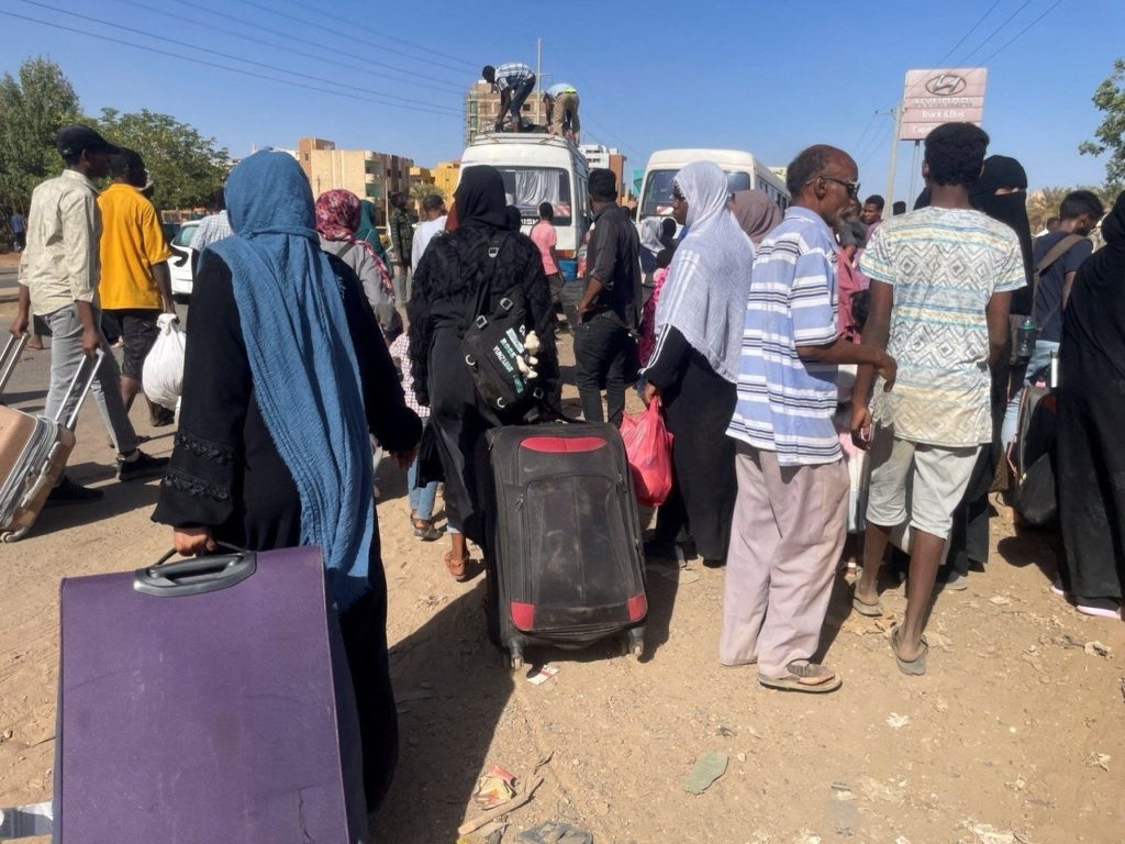 سودانيون يفرون من الاشتباكات بين الجيش وقوات الدعم السريع/ رويترز<br>