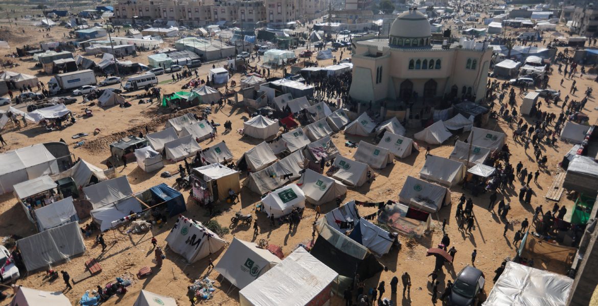 خياام النازحين المتكدسة في محافظة رفح جنوبي قطاع غزة/رويترز