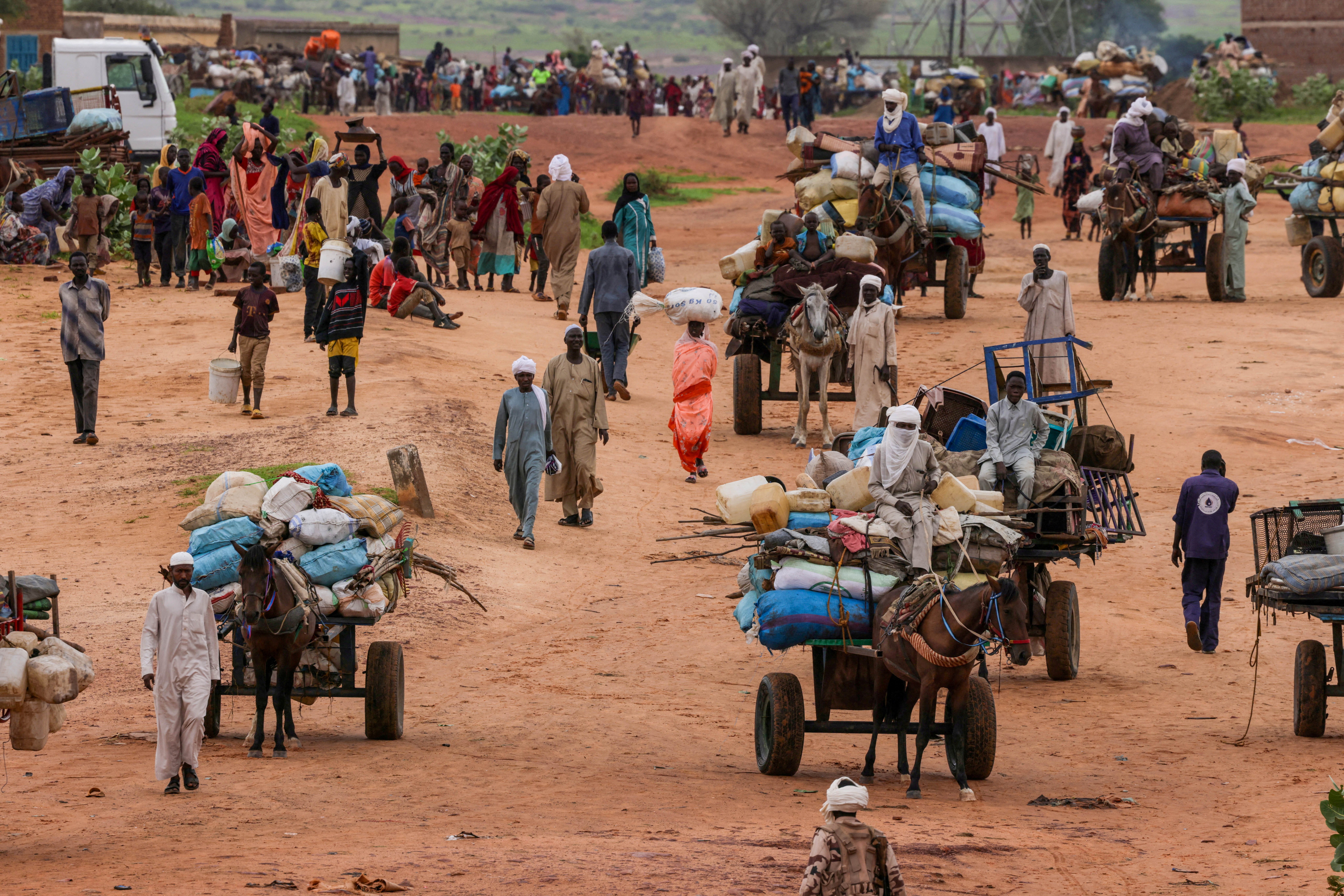 سودانينون نازحون نتيجة الحرب في السودان/رويترز