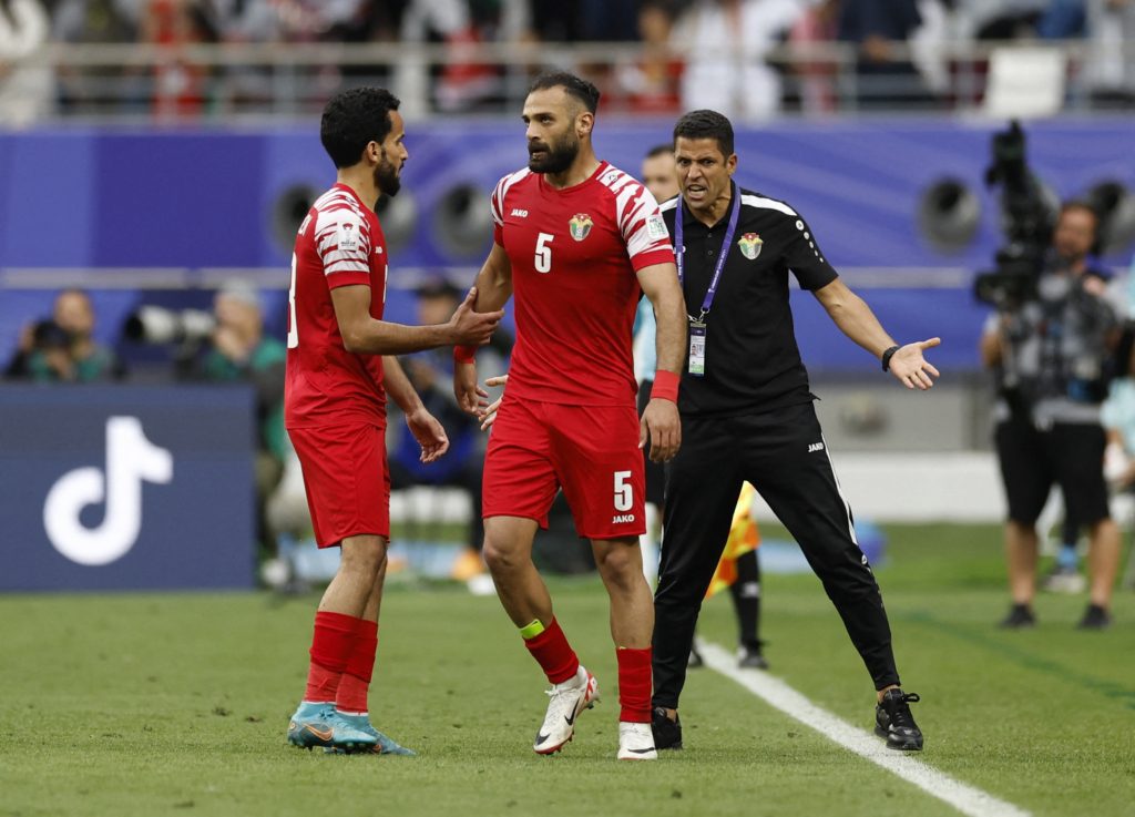 مدرب منتخب الأردن النشامى الحسين عموتة قبل نهائي كأس آسيا 2023 (رويترز) استقالة عموتة