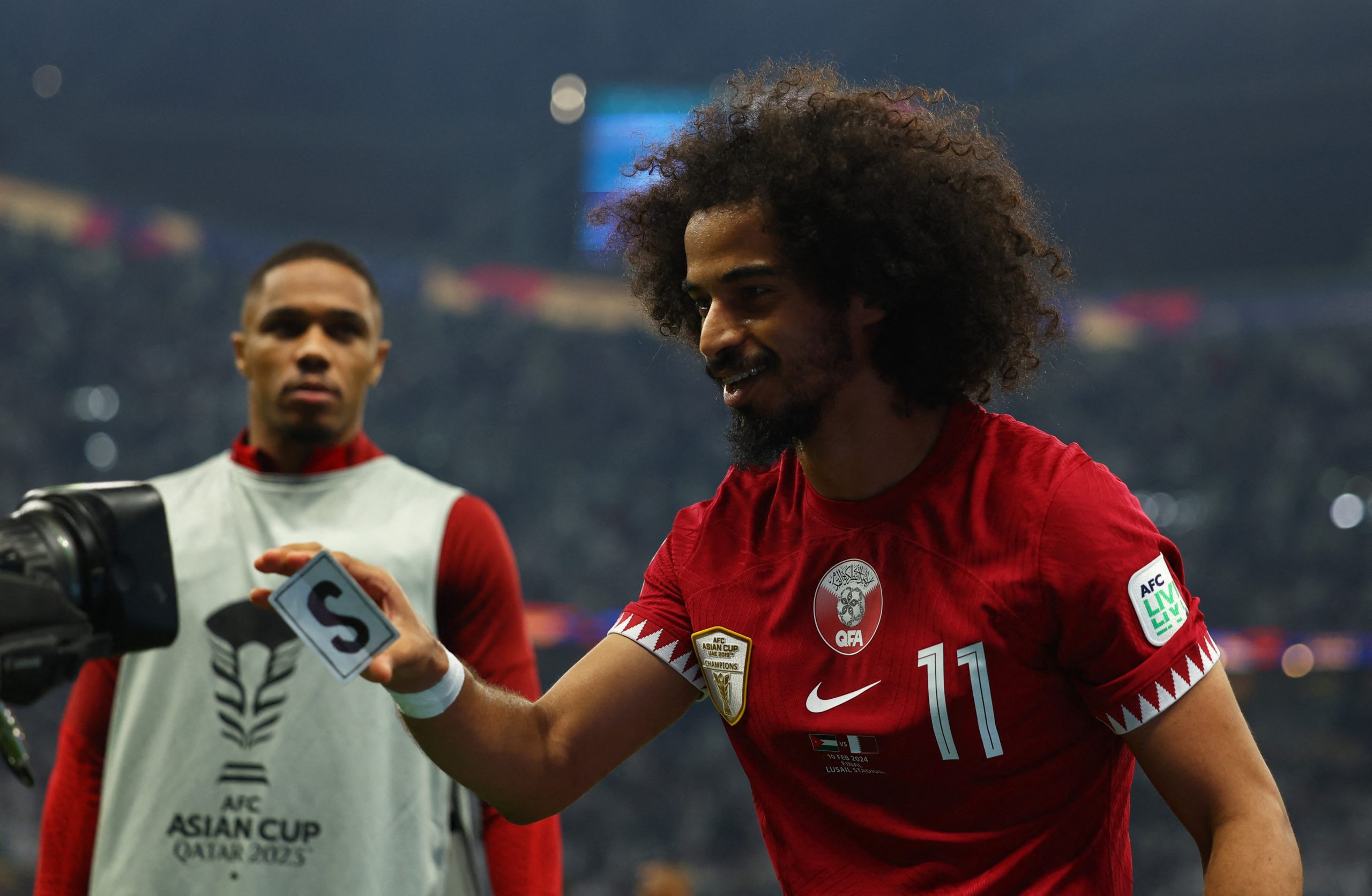 احتفالية نجم منتخب قطر “السحرية” في نهائي “مونديال آسيا” تجتاح “السوشيال ميديا”، وهذا سرها (فيديو)