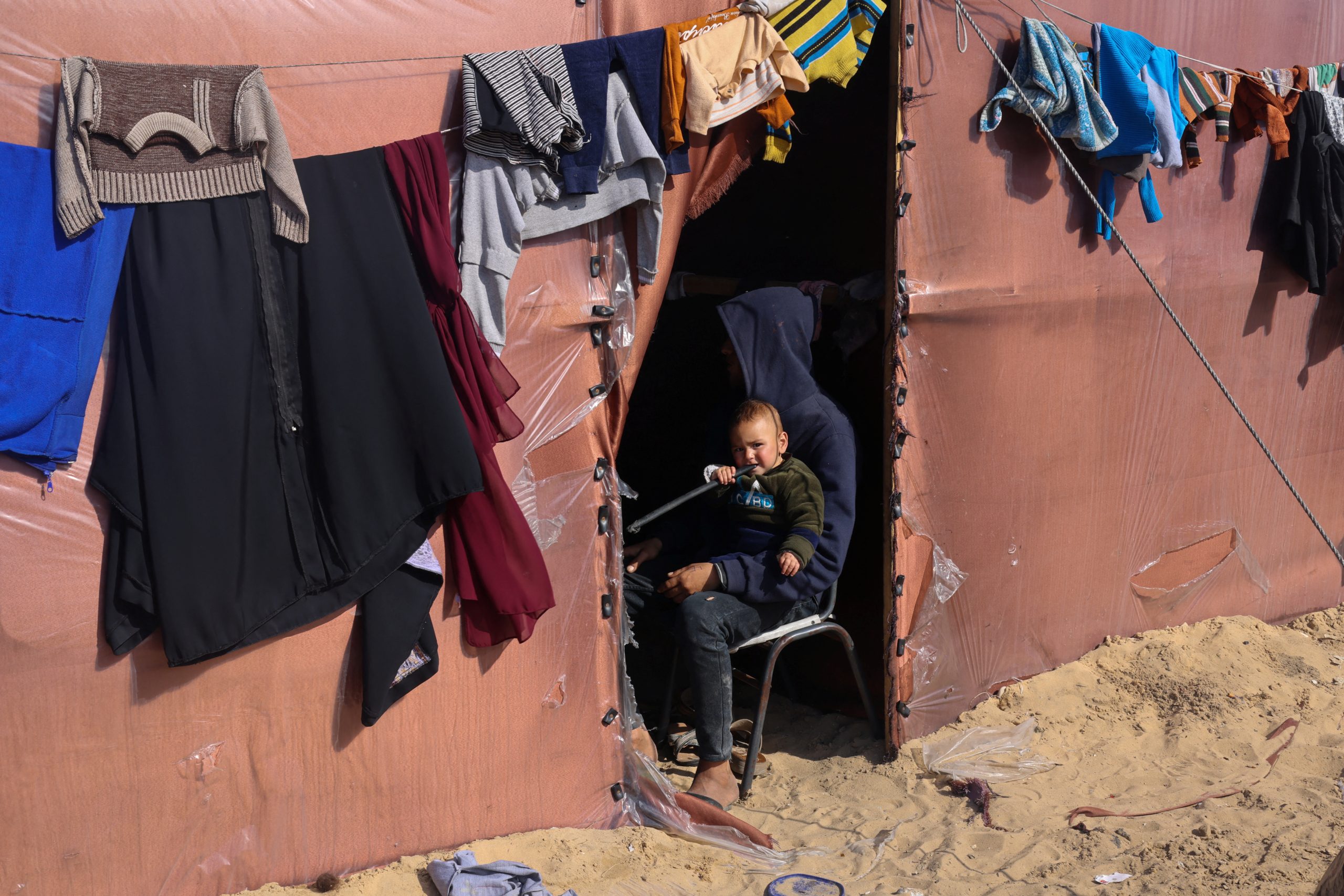 تتفاقم معاناة الفلسطينيين في رفح/ رويترز