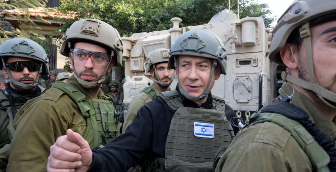 نتنياهو مع جيش الاحتلال الإسرائيلي على تخوم غزة/ رويترز