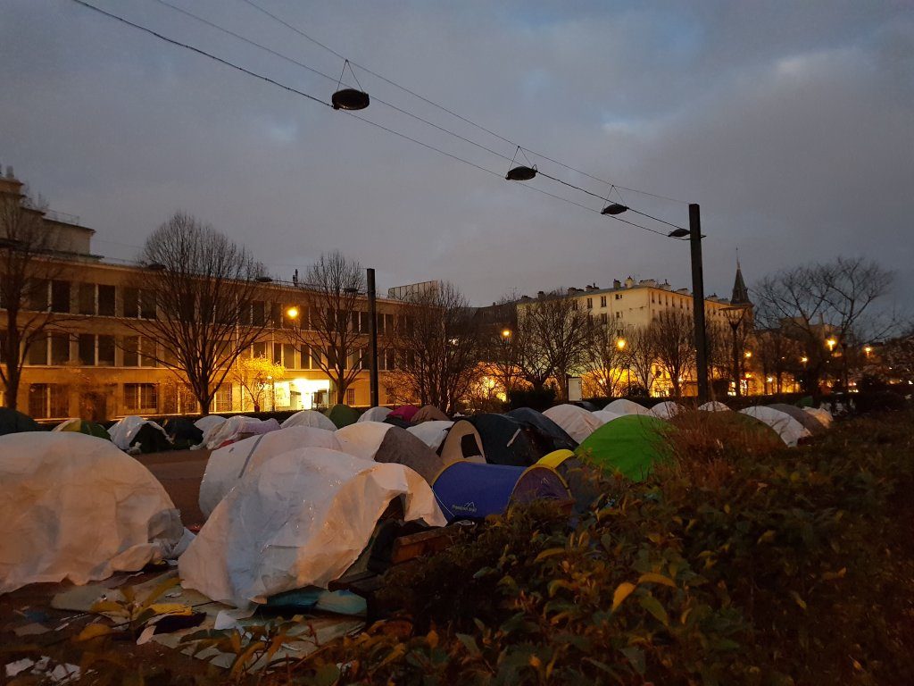 مخيمات المهاجرين غير الشرعيين في منطقة السان دوني الحدودية مع فرنسا (مواقع التواصل الاجتماعي)