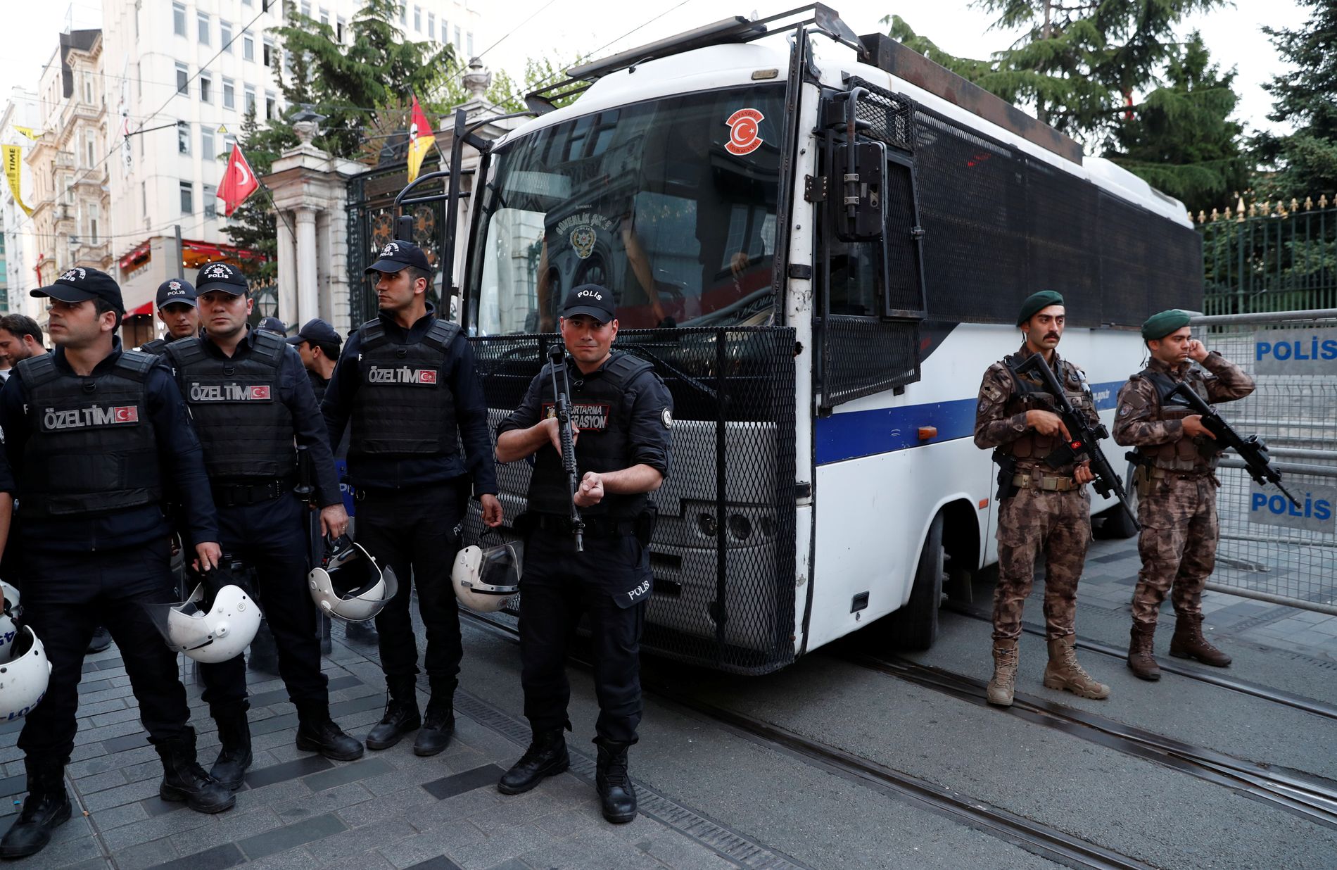 عناصر من الشرطة التركية في إسطنبول/رويترز