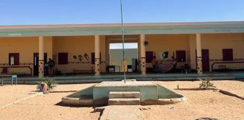 سودانيون وأشخاص من جنسيات أخرى يأخذون قسطا من الراحة داخل إحدى المدارس في انتظار تأشيراتهم لعبور حدود قسطل إلى مصر
