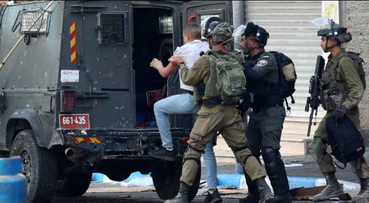 جنود الاحتلال يعتدون على شاب فلسطيني في الضفة الغربية /مواقع التواصل