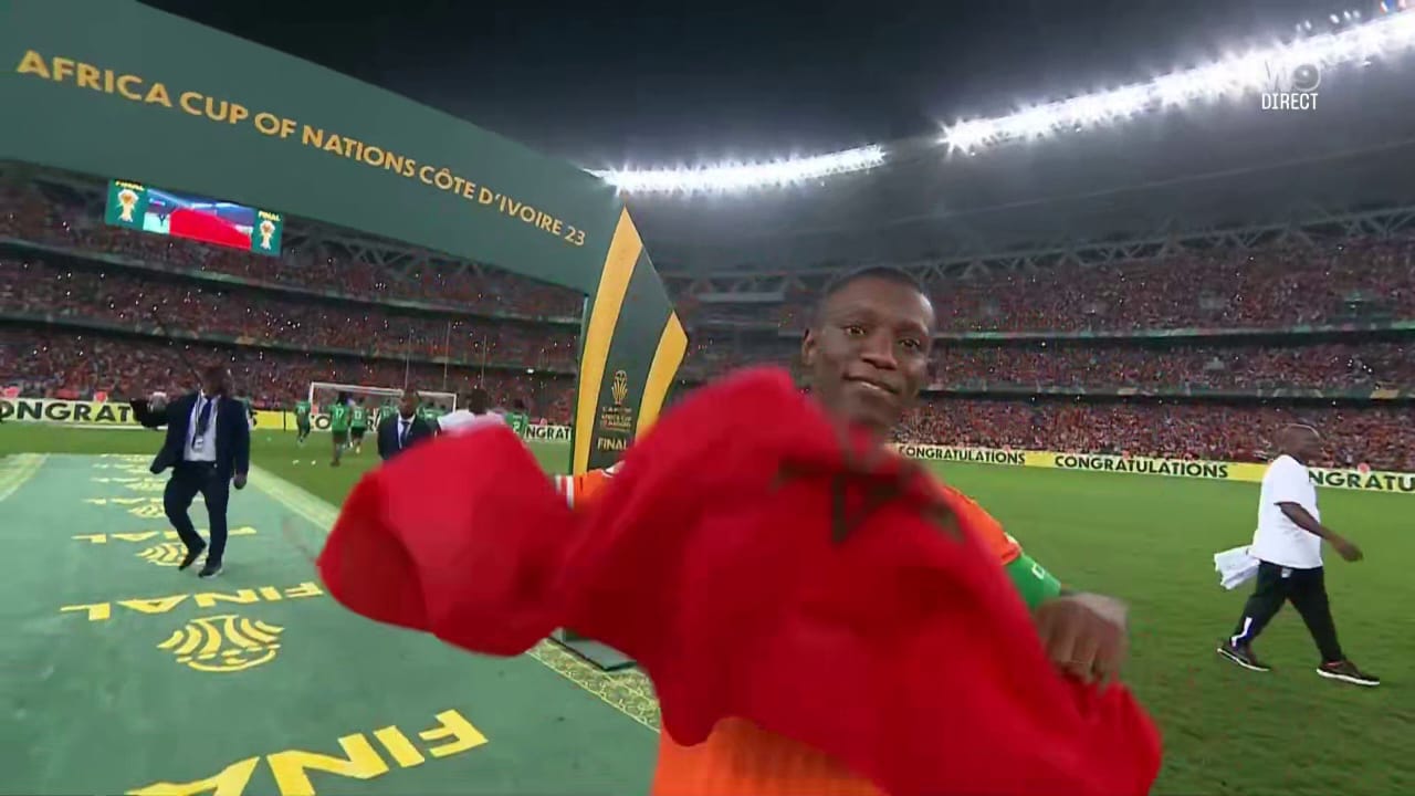 رفع علم المغرب وطاف به الملعب.. قائد منتخب كوت ديفوار يرد الجميل لـ”أسود الأطلس” (فيديو)