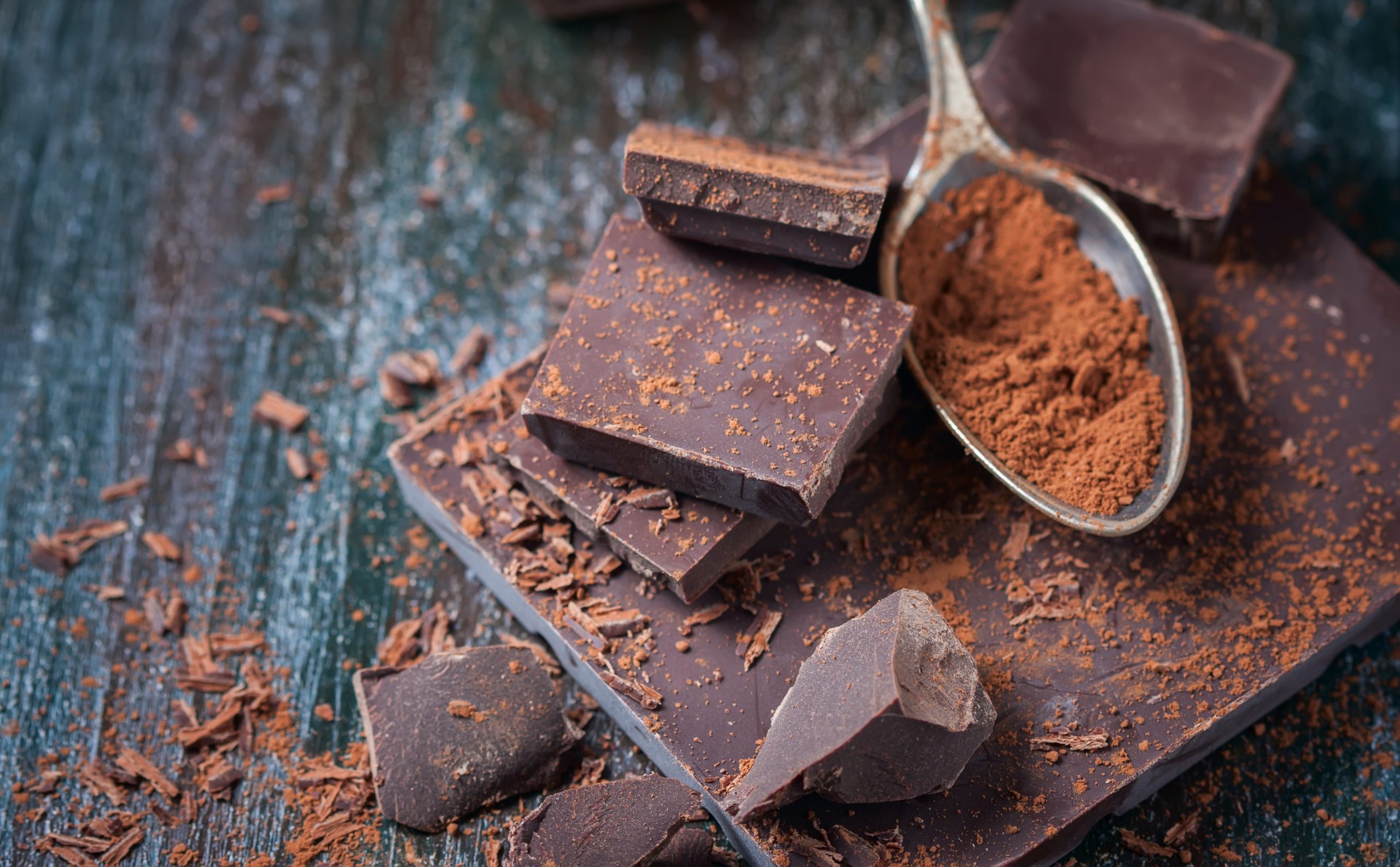 Shutter Stock/ تحتوي الشوكولاتة الداكنة على تركيز كبير من الثيوبرومين، وهو مضاد للأكسدة ثبت أنه يخفف السعال. 