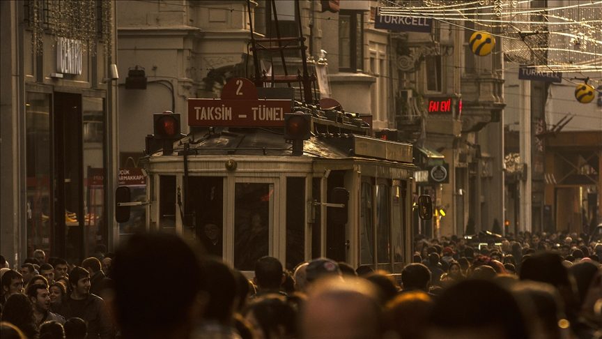 فيديو لسيدة تركية تلقي بنفسها أمام قضبان الترام لإنقاذ حفيدها من الموت.. وهذا مصيرها
