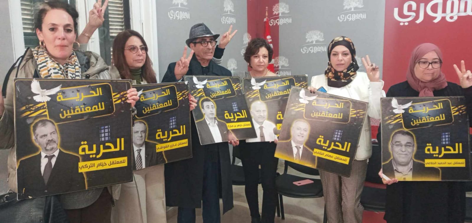 طالبت عائلات المعتقلين السياسيين بتونس الإفراج عنهم - عربي بوست