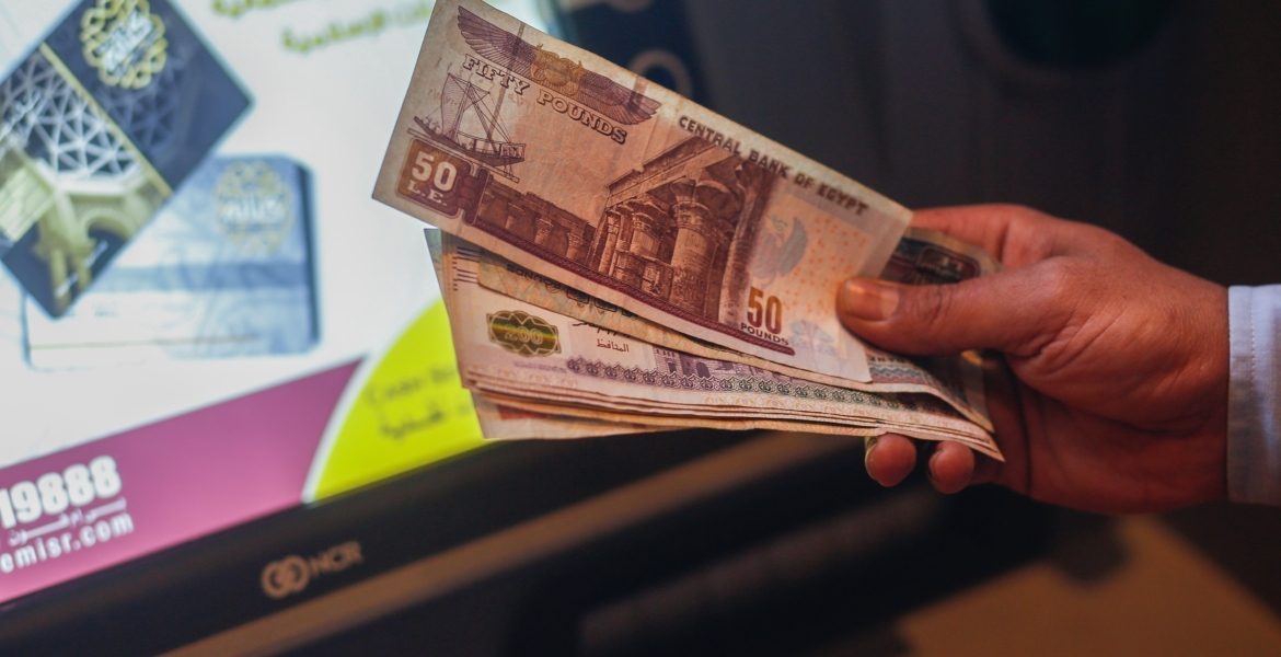كيف سيؤثر تعويم الجنيه المصري على جيوب المواطنين.. موجة جديدة من التضخم أم استقرار الأسعار؟