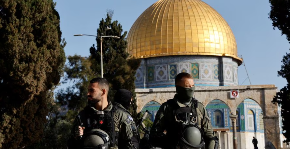 جنود الاحتلال الإسرائيلي يقتحمون المسجد الأقصى/رويترز
