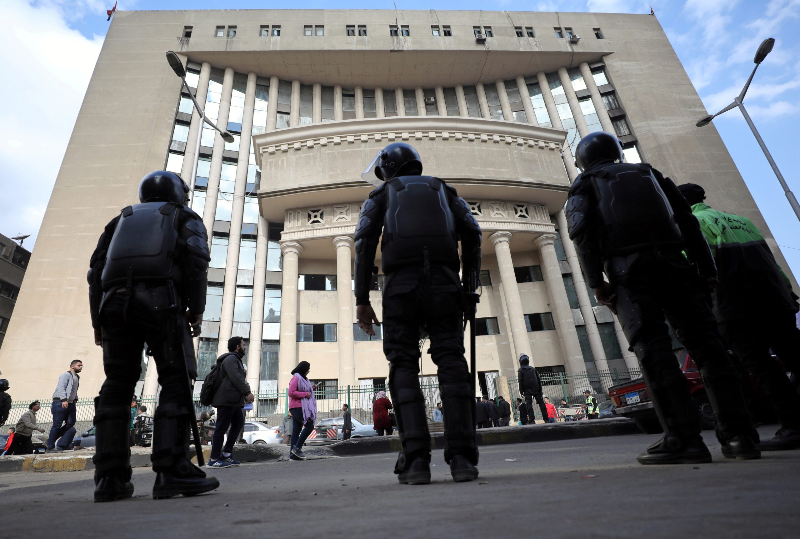 بينهم محمد بديع والبلتاجي.. محكمة مصرية تقضي بإعدام 8 من قيادات الإخوان في قضية “أحداث المنصة”