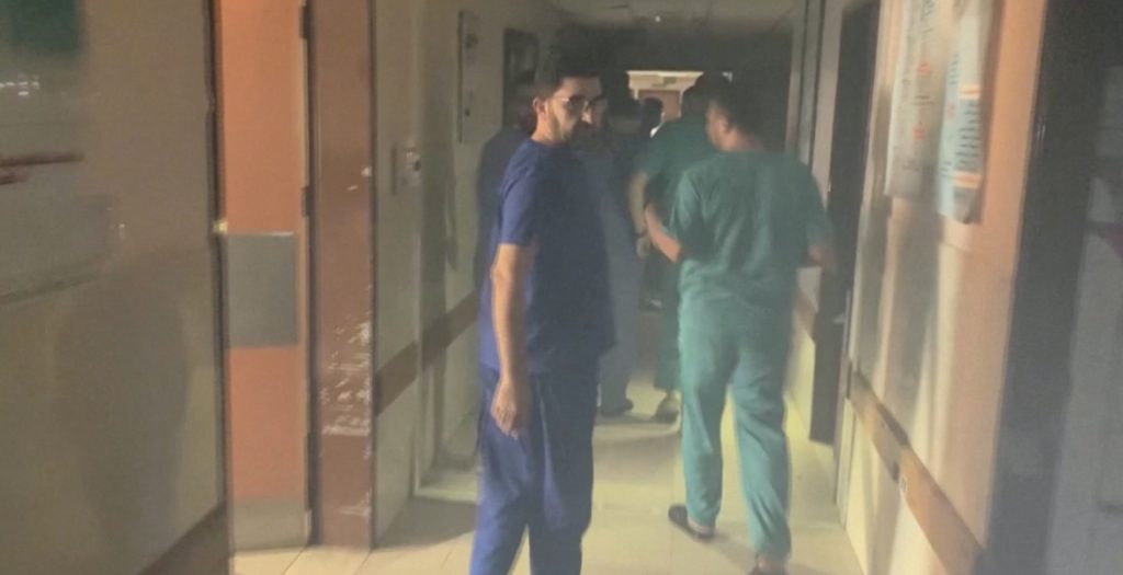 الاحتلال يهدد الطواقم الطبية والنازحين بمجمع الشفاء في غزة